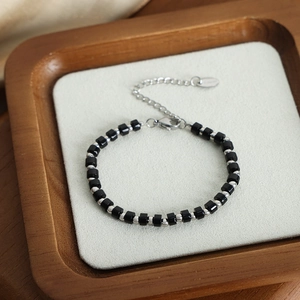 Bracciale retrò in turchese nero con sfere d'argento e chiusura a moschettone regolabile