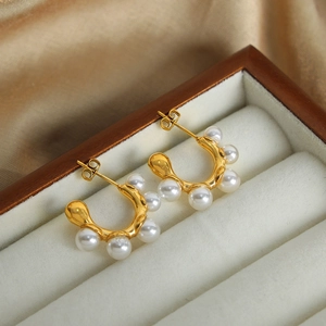 Boucles d'oreilles vintage dorées en C avec cinq perles rondes dans un coffret