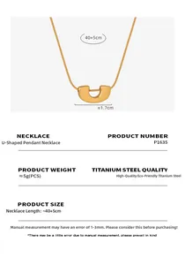 Détail d'un collier pendentif en U doré en acier titane avec dimensions affichées