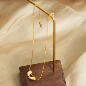 Élégant collier à chaîne serpent dorée avec un pendentif serrure en U minimaliste pour femme