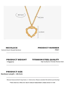 Détail macro du collier cœur doré avec spécifications en acier titane et les mesures