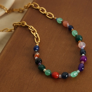 Collier en perles d'agate naturelle facettée avec chaîne dorée en acier titane