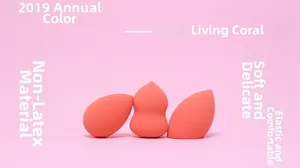 Gros plan de trois éponges à maquillage sans latex orange corail de formes différentes