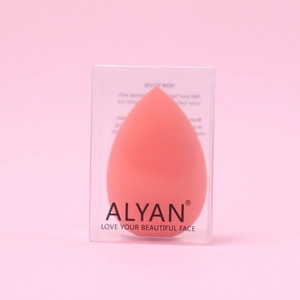 Dettaglio di una spugnetta trucco rosa corallo in confezione trasparente ALYAN
