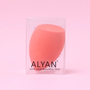Spugna per trucco rosa con bordo obliquo in una scatola regalo in plastica chiara
