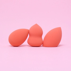 Set di spugne per trucco rosa con forme a goccia e angolate su sfondo coordinato