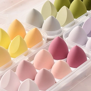 Set de 8 esponjas de maquillaje de colores en caja transparente para aplicar polvos suaves