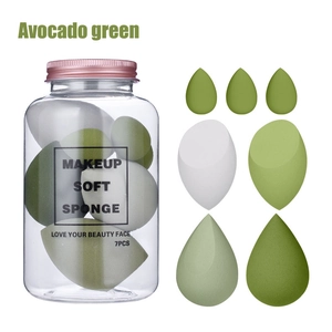 Set de 7 éponges de maquillage vert avocat dans un flacon transparent au couvercle doré