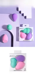 Dettaglio del set di 3 spugne per il trucco viola, verde acqua e rosa con confezione