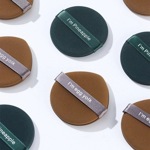 Borlas de maquillaje bicolor tema piña y yema de huevo con cintas de raso suaves