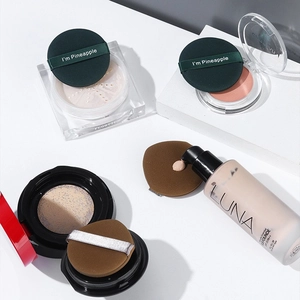 Detalle de borlas redondas de piña con correas para base de maquillaje líquida y polvo
