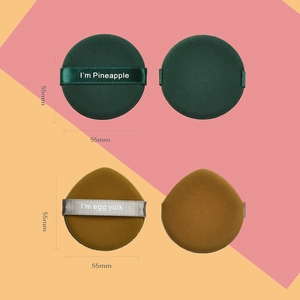 Set de borlas verdes y amarillas con textura de malvavisco para aplicar maquillaje