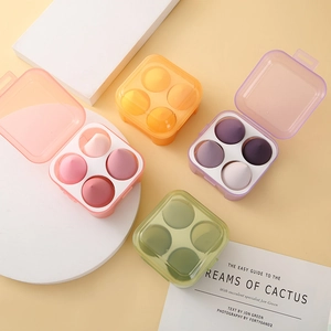 Set de esponjas de maquillaje macaron con cuatro cajas traslúcidas sobre fondo amarillo
