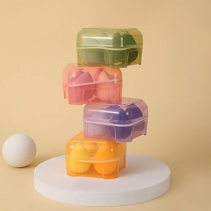 Set de 4 esponjas de maquillaje coloridas en estuches protectores transparentes en soporte
