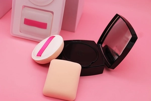 Close-up of Rubycell marshmallow cushion puff set with mirror case and square sponge