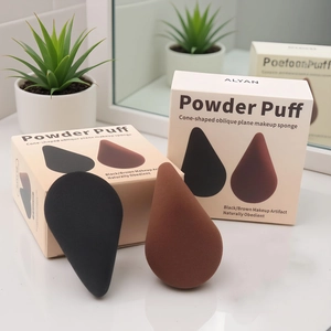 Schwarze und braune Make-up-Schwämme mit Box auf einer minimalistischen Ablage