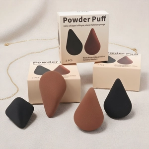 Detail von Make-up-Schwämmen mit konischem und Tropfendesign in einer Geschenkbox