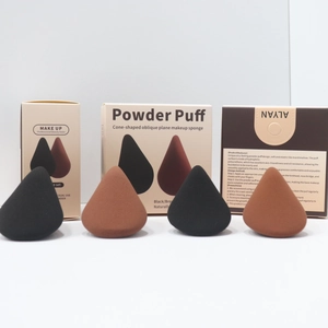 Detail eines Make-up-Schwamm-Sets mit schwarzen und braunen Puffs in Kartonverpackung