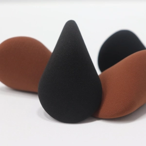 Makroaufnahme von latexfreien Make-up-Schwämmen in Schwarz und Hellbraun, weiche Textur