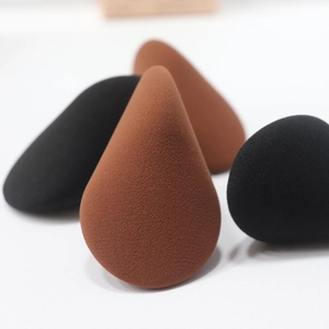 Make-up Schwämmchen in Schwarz und Braun zum nahtlosen Verblenden von Foundation