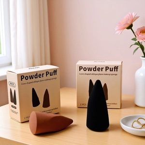 2er Set professionelle kegelförmige Make-up Schwämme in Schwarz und Braun auf Holz