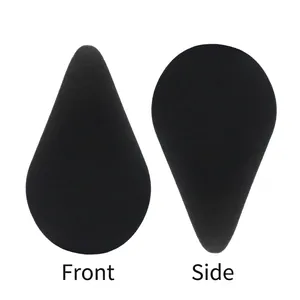 Makro-Detail der Porenstruktur auf einem schwarzen tropfenförmigen Make-up-Schwamm