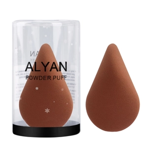 Detail eines braunen tropfenförmigen Make-up-Schwamms mit zylindrischer Verpackung