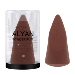 Detailansicht dunkelbrauner Make-up-Schwamm mit zylindrischer Verpackung daneben