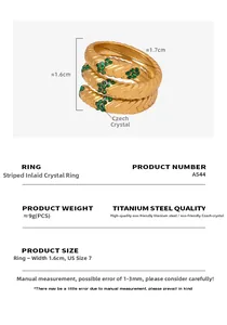 Makro-Detail von gestreiftem 18k vergoldetem Titanring mit grünem tschechischem Kristall