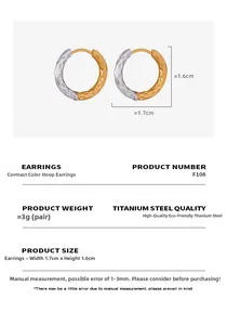 Détail de boucles d'oreilles U bicolores en acier titane avec texture martelée unique