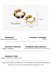 Détail des boucles d'oreilles géométriques en C avec émail coloré et acier titane