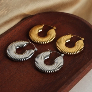 Chic vintage textured geometric C-shape hoop earrings in gold and silver plating