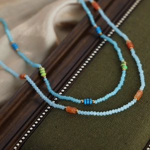 Collier artisanal en perles de pierre naturelle et turquoise avec placage en or titane
