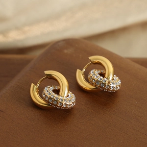 Boucles d'oreilles doubles anneaux entrelacés en plaqué or avec zircons colorés