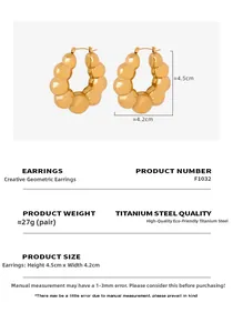 Vue détaillée des boucles d'oreilles en titane doré en forme de U avec dimensions