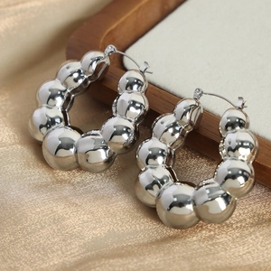 Boucles d'oreilles en U argentées avec texture bulles en acier inoxydable poli