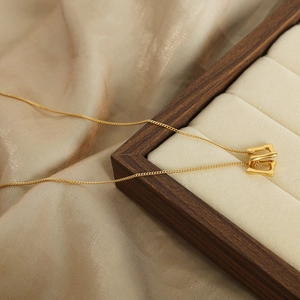 Collier Pendentif Double Carré Entrelacé Ajouré en Acier Inoxydable Plaqué Or 18K Minimaliste Chaîne de Clavicule Bijoux pour Femmes
