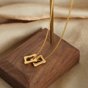 Collier doré avec pendentif double anneau carré imbriqué sur une chaîne minimaliste