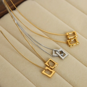 Colliers minimalistes à pendentif double carré entrelacé en finitions or et argent