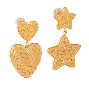 Boucles d'oreilles double couche en acier titane doré avec cœurs et étoiles