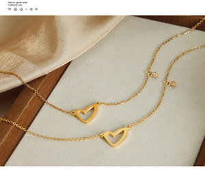 Dettaglio della collana con ciondolo a cuore in oro 18 carati e zirconi su fondo materico