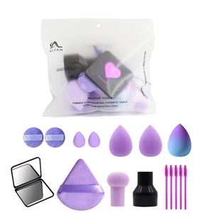 Vue macro d'un ensemble de 16 éponges de maquillage violettes avec pinceaux et miroir