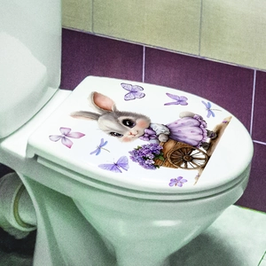 Detail eines süßen Cartoon-Hasen mit lila Blumen als wasserfester Toilettenaufkleber
