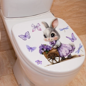 Détails de lapin de dessin animé et fleurs sur un abattant de WC en céramique blanche
