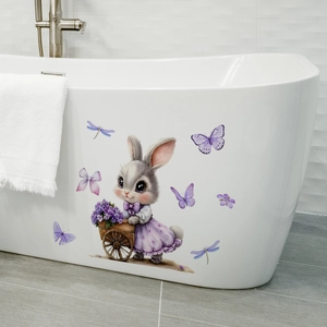 Détail d'un autocollant de lapin et chariot de fleurs violettes sur une baignoire