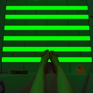 Lichtgevende antislipstrips voor trappen en muren met sterke groene neonfluorescentie