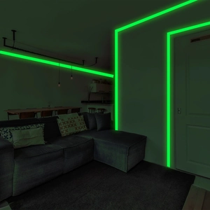 Zelfklevende fluorescerende groene tape op plinten en deurkozijnen in het donker