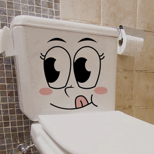 Close-up van een schattige gezichtssticker met roze tong op een wit keramisch toiletreservoir