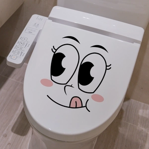 Close-up van een cartoon smiley-sticker met roze wangen op een witte toiletdeksel