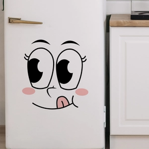 Close-up van schattige cartoon muursticker met roze wangen op een witte koelkastwand